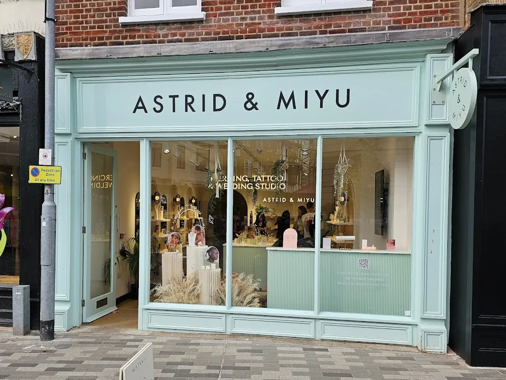 Astrid & Miyu