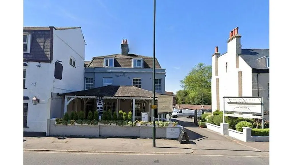 OYO Hampton Court Hotel