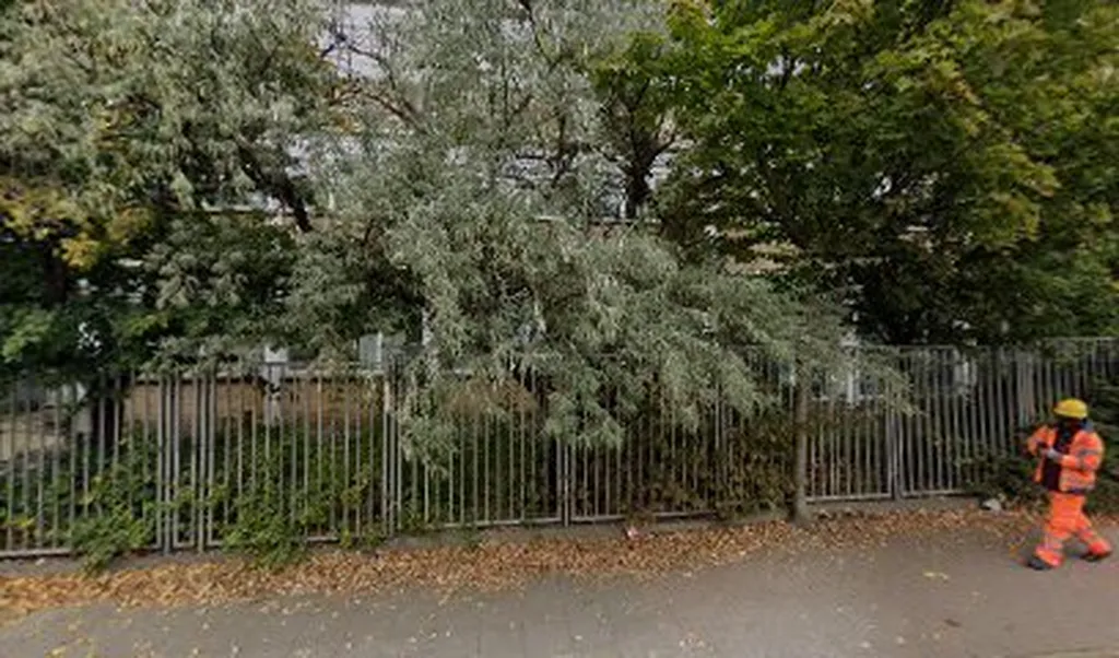 Shaftesbury Gardens (Stop D)