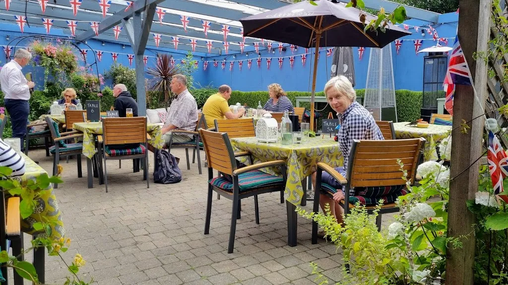 The Jolly Coopers & Squiffy's Restaurant Hampton & Apartments@no.16