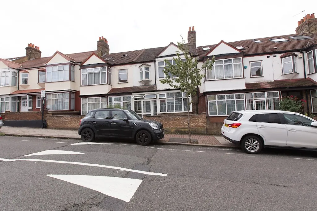 Tooting Bec Rooms at Fishponds by DC London Rooms