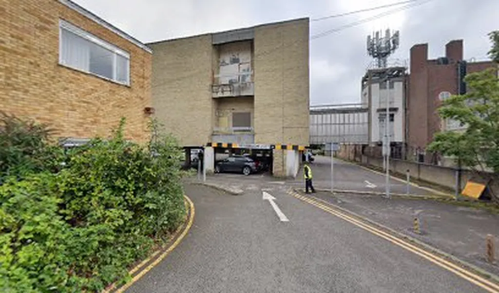 5 Leeway Cl Parking