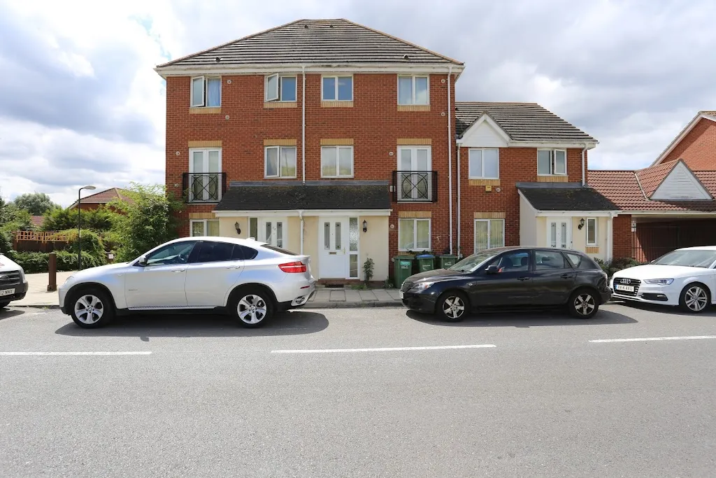 Beautiful 4 beds Hillview House, Thamesmead, London