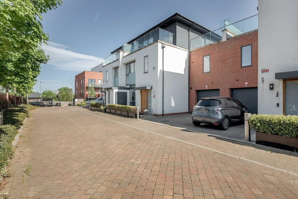 Dwellers Delight Executive - Silverings-4 bedroom Ultra Luxurious Villa, Haroldwood, Greater London