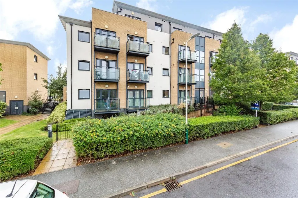 Ease London Luxury 1 Bed Flat Sleeps 4 with Balcony and Secure Parking