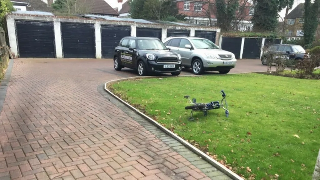 JustPark Edgwarebury Lane