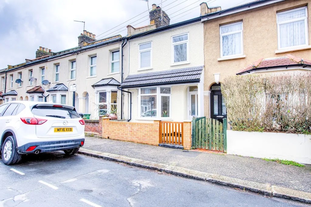 Leyton Terrace - Cosy 2 Bed House in Leyton - Close to Vibrant East Village, Westfield, Olympic Park and the Canals