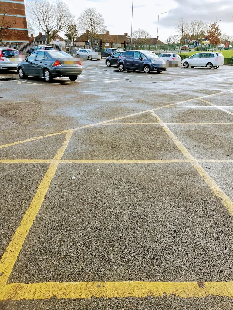 Mayesbrook Park Car Park - Lodge Ave Roundabout