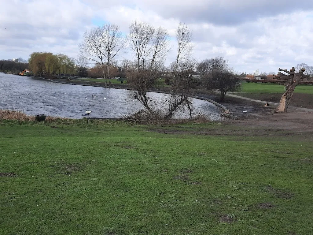 Mayesbrook Park Lakeside Walk (Woodland Trail)