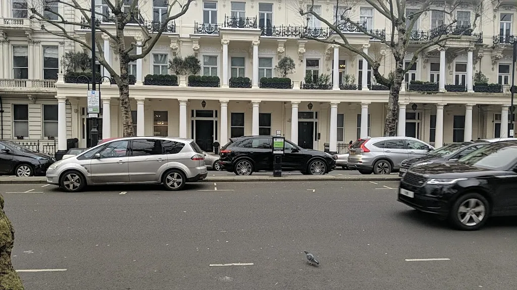 NeaQueen's Gate parking