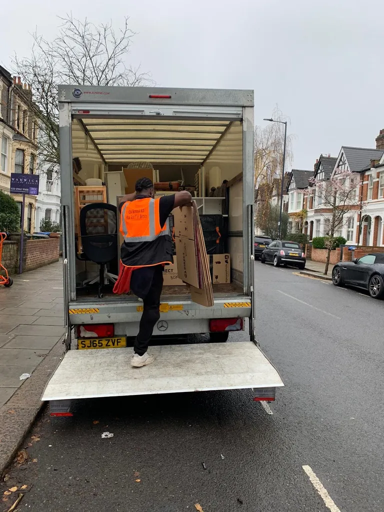 Que removal Ltd - Man And Van