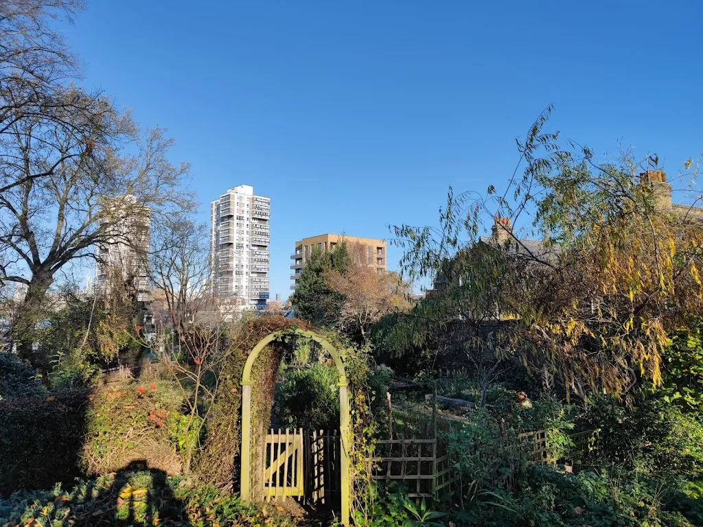 St Paul's Churchyard, Clapham