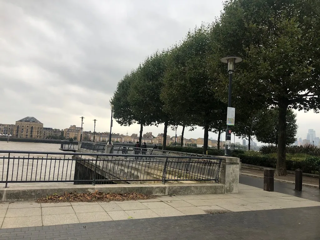 Thames Path. (Canary Wharf)
