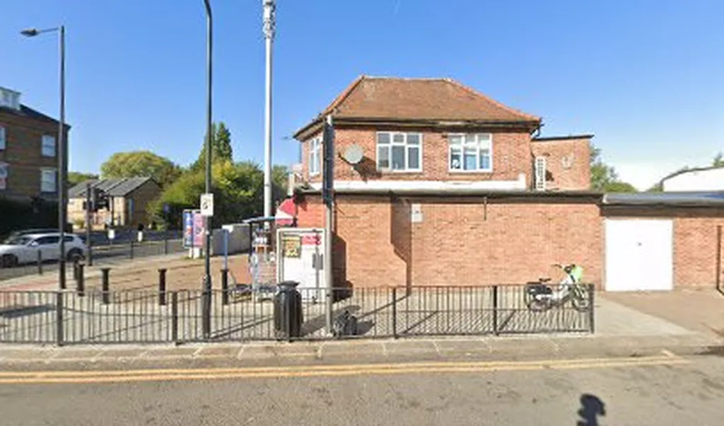 Amazon Counter - PostOffice Neasden Lane North