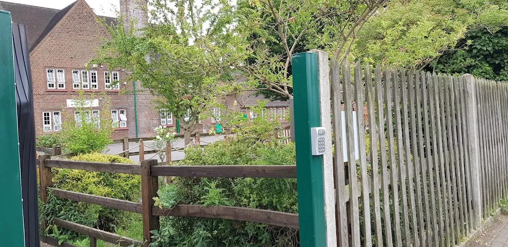 Roe Green Infant & Nursery School