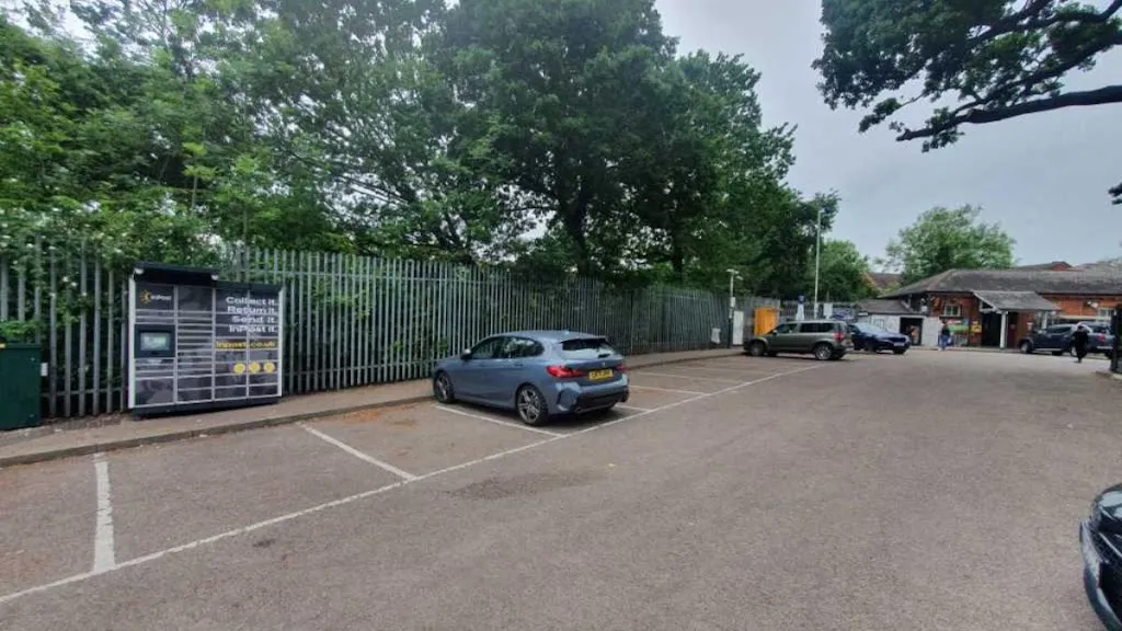24/7 InPost Locker - Gordon Hill Station